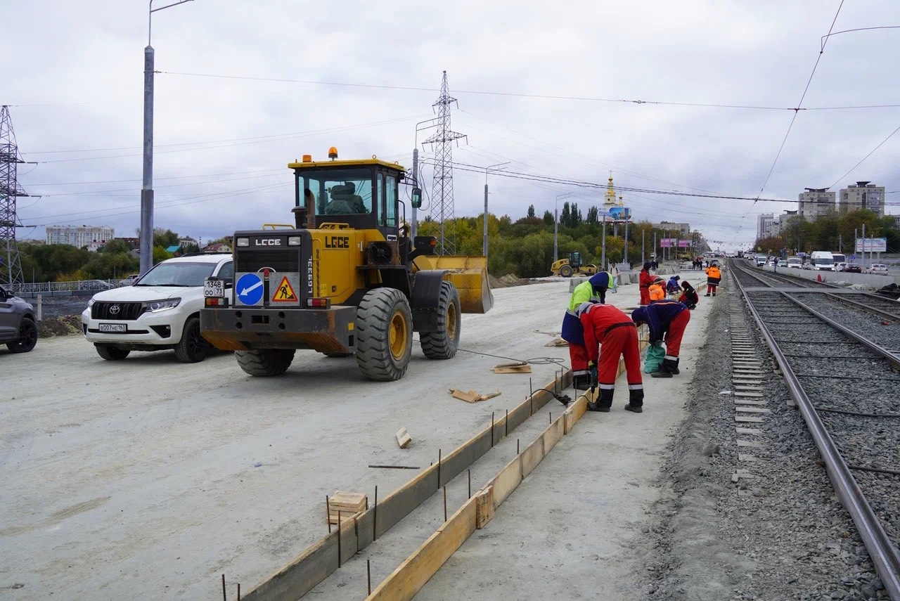 В рамках реконструкции моста в Ульяновске приступили к укладке асфальтобетонного покрытия на улице Хлебозаводской